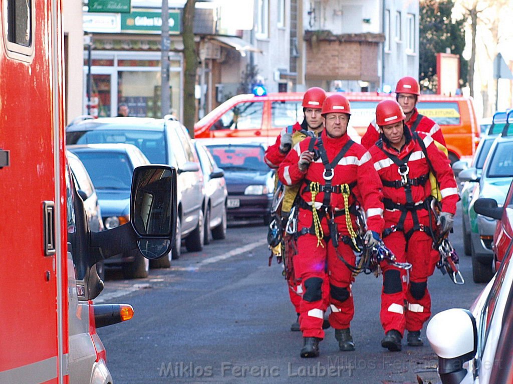 Einsatz Feuerwehr SEK Polizei Koeln Nippes Merheimerstr P036.JPG
